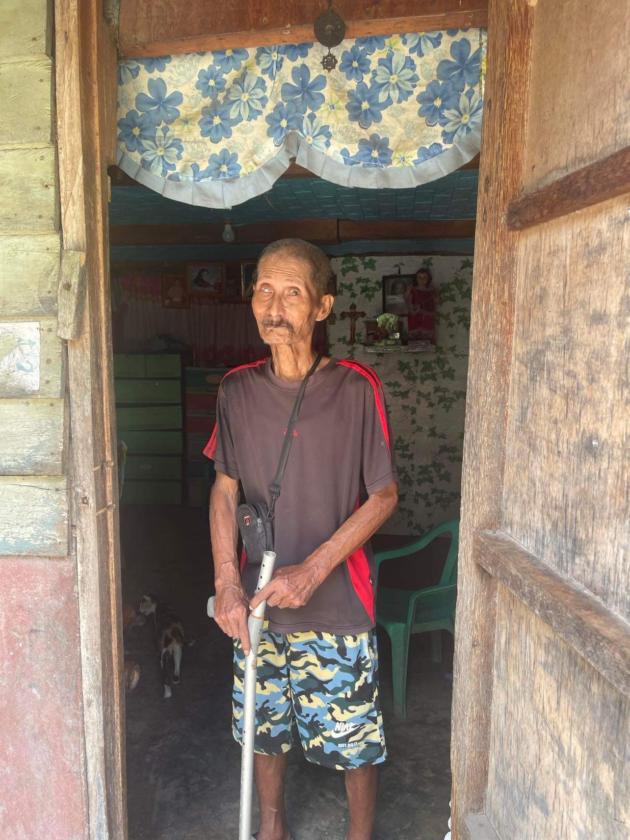 Elderly person receiving food delivery